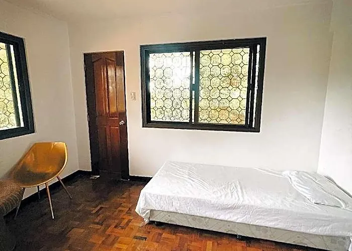 Отель Spacious Family House With Pool In Tagaytay